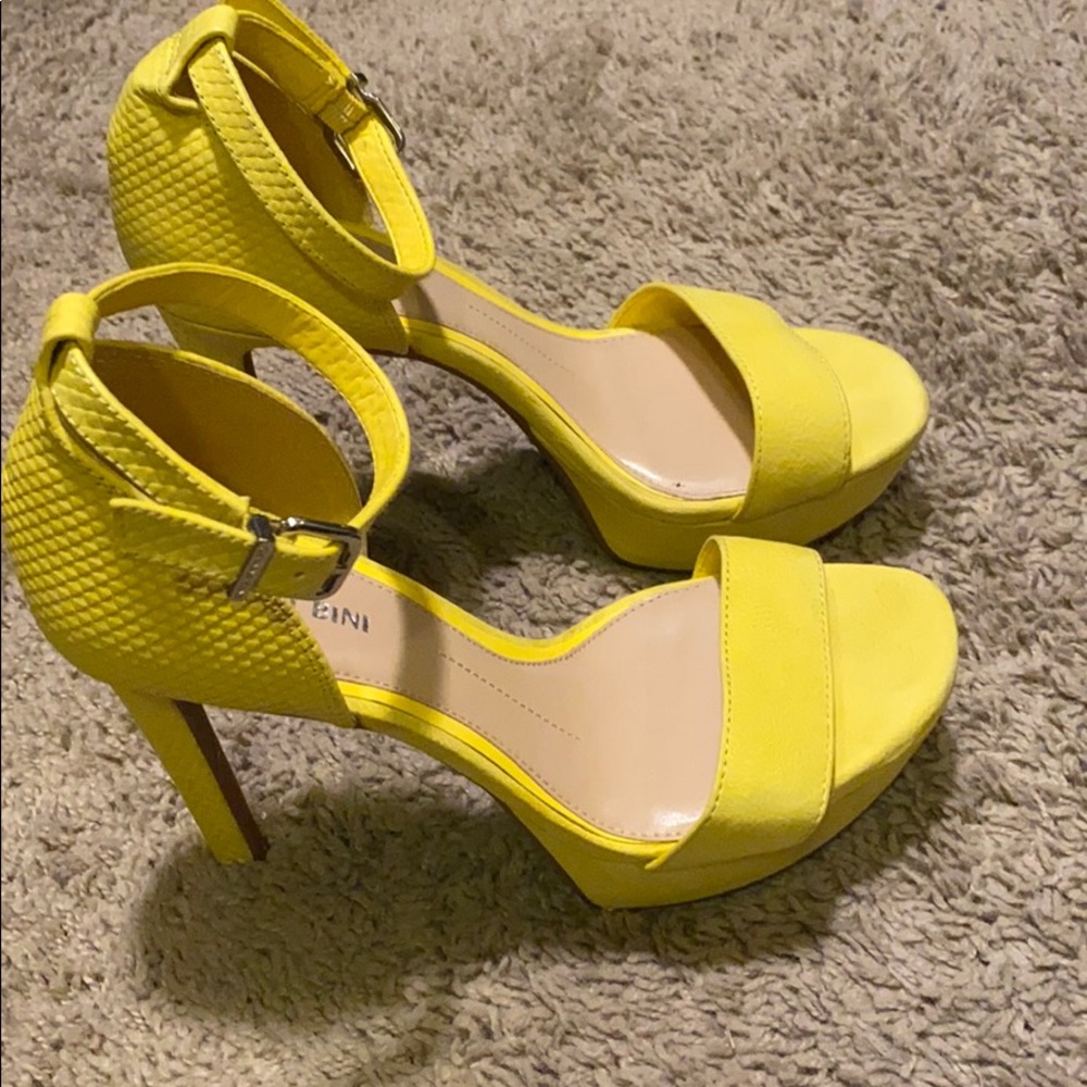 Women’s yellow heels size 7